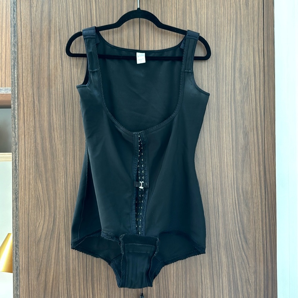 Medical compression garment. Size: 5-L